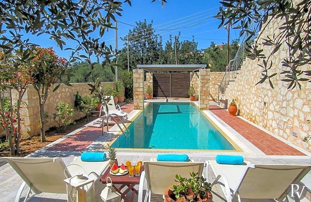 3 bedroom Villa, sleeps 6 with Pool, Air Con and FREE WiFi