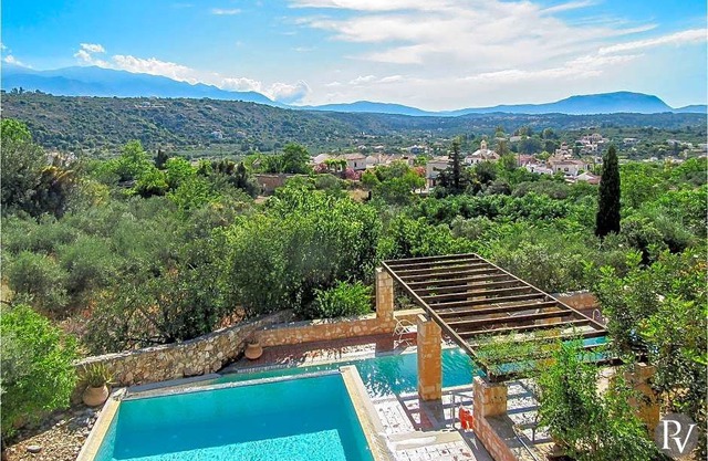 4 bedroom Villa, sleeps 8 with Pool, Air Con and FREE WiFi