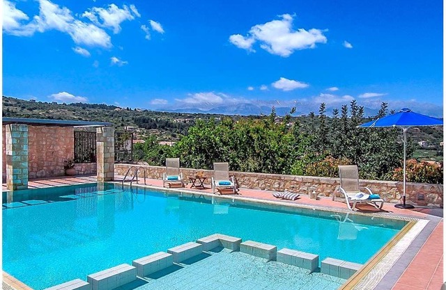 4 bedroom Villa, sleeps 12 with Pool, Air Con and FREE WiFi