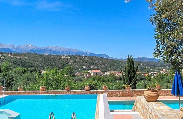 4 bedroom Villa, sleeps 10 with Pool, Air Con and FREE WiFi