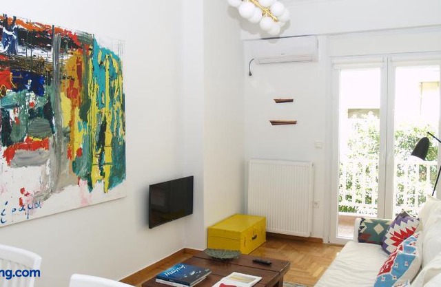 A Refreshed & Rich in Details Apartment in Piraeus (Passalimani - Marina Zeas)