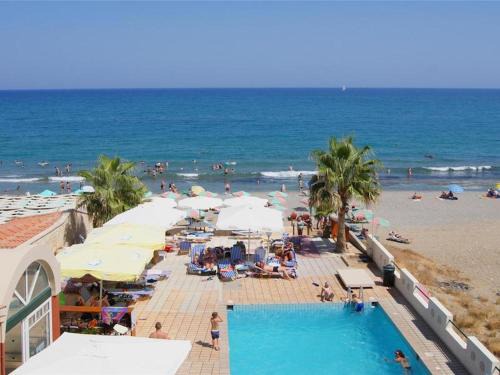 Apartment for 3 persons, with swimming pool, near the beach