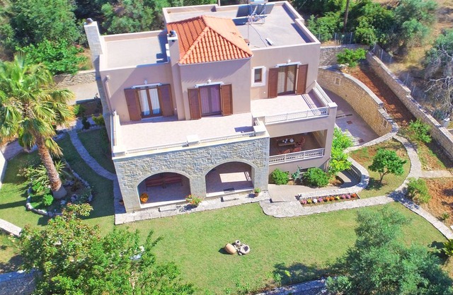 Beautiful spacious villa for 8, Near taverns & mini markets, Ideal for families