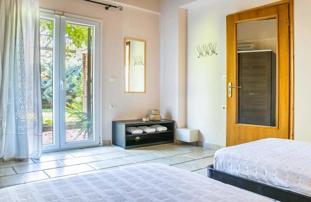 Charming villa w/pretty garden, 5min walk to beach