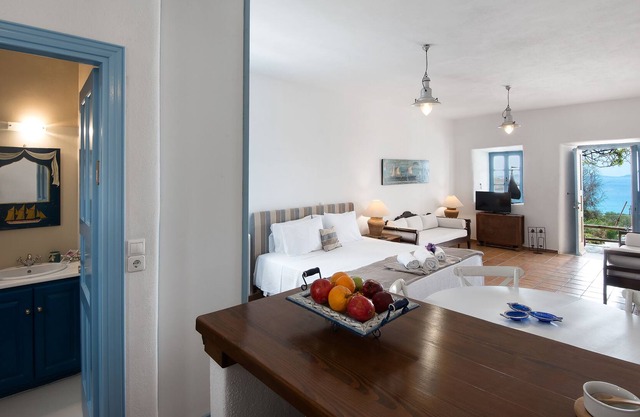 Daphne | 1 Bedroom Sea View Apartment - sharing terrace