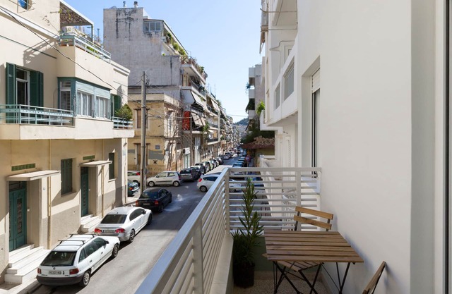 Dinostratus House, Studio 8