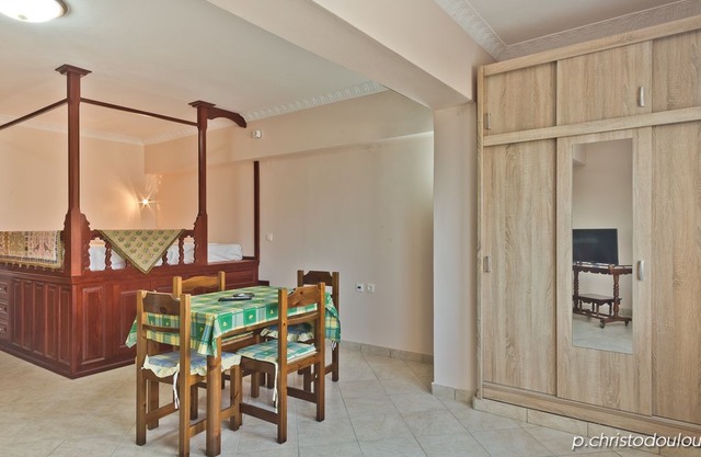 Fronis Studio B - Studio Apartment, Sleeps 2