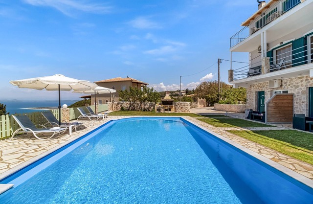 Holiday Apartment 'Deluxe King Suite 5' with Sea View, Shared Pool & Wi-Fi
