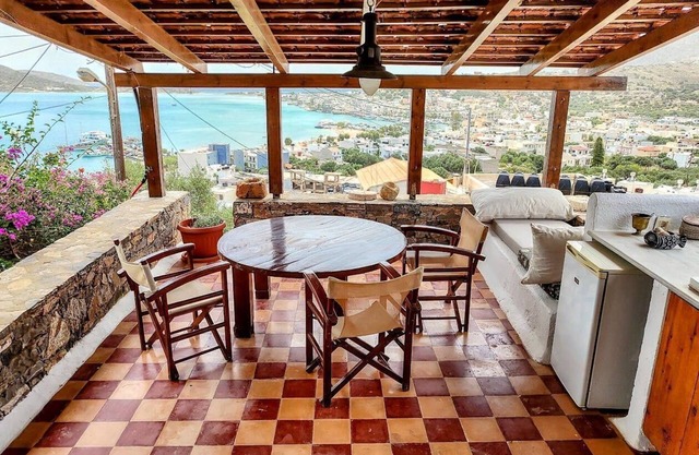 Holiday Plaka Persons Bedrooms 