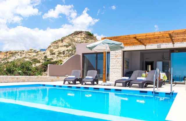 Mary 3, Waterfront villa, Private pool, Tavern