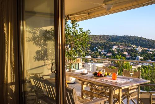 Modern Apartment with sea view in Saronida