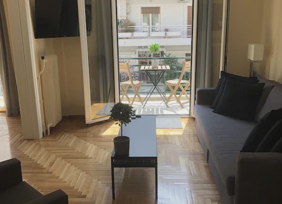 Newly Updated Charming Flat Steps From Metro