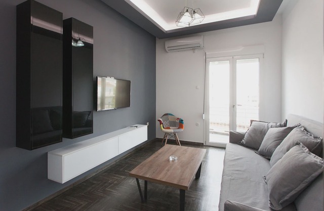 Renovated 2 bedroom apt in Larissis Railway Station and Metro