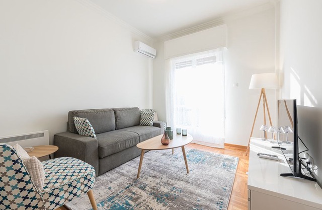 Renovated apt for 6 close to Metro