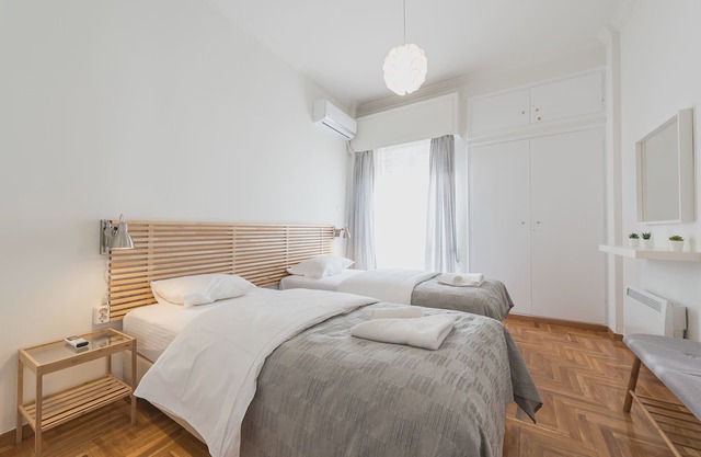 Renovated apt for 6 close to Metro