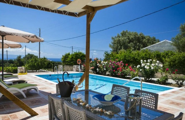 Rose Villa: Large Private Pool, Sea Views, A/C, WiFi