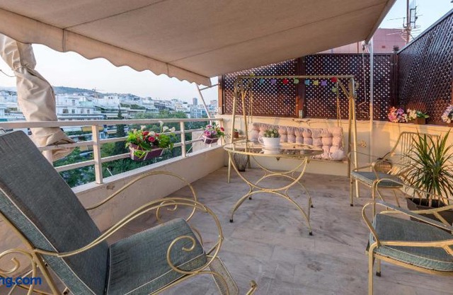 Top Floor Studio Near Metro