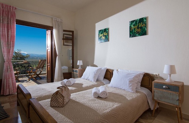 Villa Oneiropetra - Traditional village house