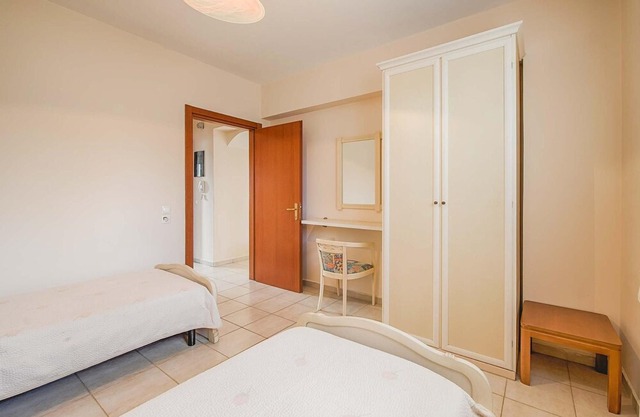 Within walking distance to resturants & shops