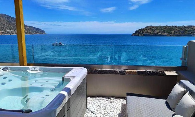 Plaka Villa | 120 m² Villa ∙ 2 bedrooms ∙ 6 guests