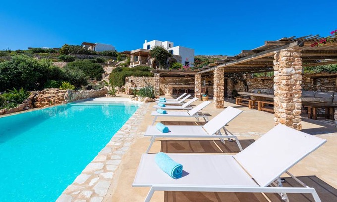 Krotiri Villa | 200 m² Villa ∙ 8 bedrooms ∙ 20 guests