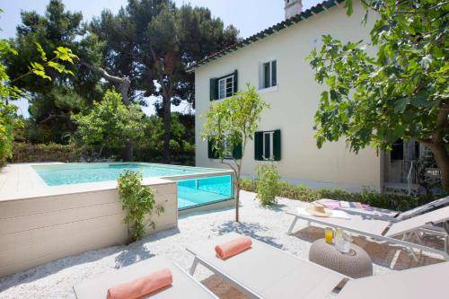 Glyfada Villa | 260 m² Villa ∙ 6 bedrooms ∙ 16 guests