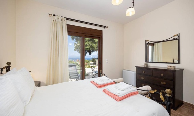 Lakka Villa | 265 m² Villa ∙ 5 bedrooms ∙ 10 guests