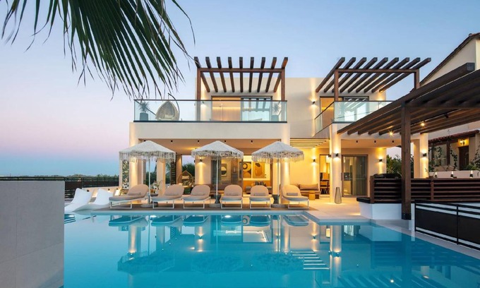 Skaleta House | 270 m² House ∙ 6 bedrooms ∙ 12 guests