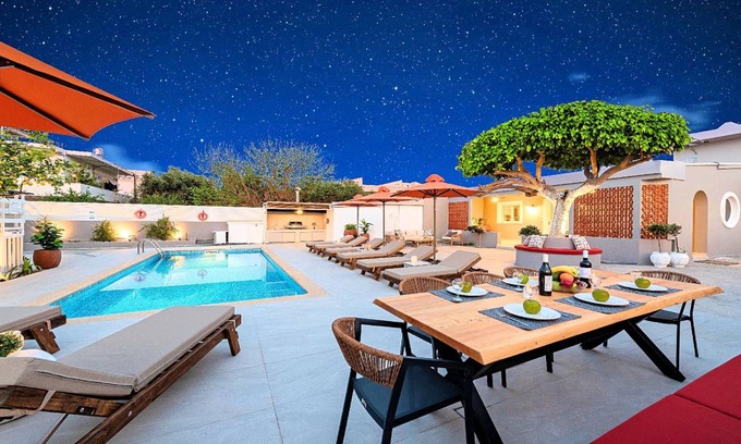 Paralia Kourna House | 300 m² House ∙ 8 bedrooms ∙ 24 guests