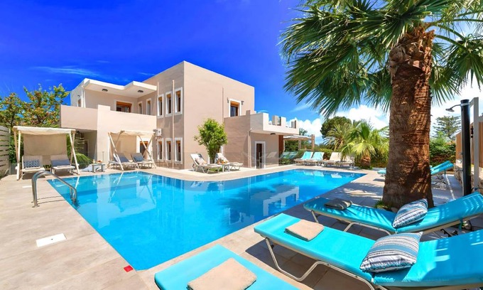 Kavros House | 300 m² House ∙ 11 bedrooms ∙ 30 guests