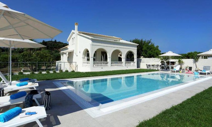Arillas Villa | 300 m² Villa ∙ 5 bedrooms ∙ 10 guests