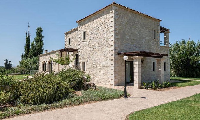 Platanias Town Villa | 308 m² Villa ∙ 4 bedrooms ∙ 127 guests