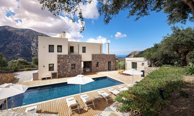 Vrachasi House | 315 m² House ∙ 5 bedrooms ∙ 10 guests