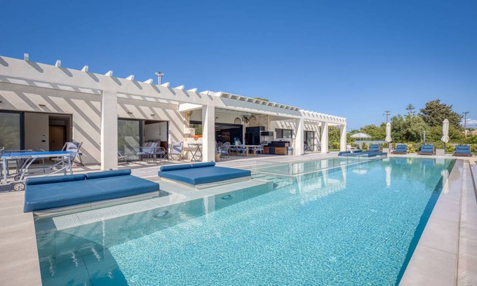 Almiros Beach Villa | 345 m² Villa ∙ 5 bedrooms ∙ 10 guests