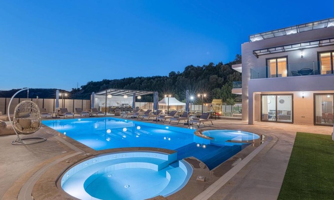 Roumeli Apartment | 350 m² Apartment ∙ 7 bedrooms ∙ 14 guests