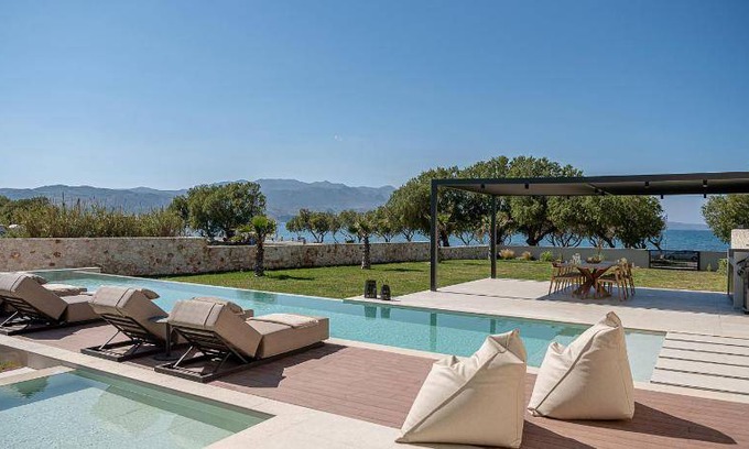 Tavronitis Resort | 350 m² Resort ∙ 4 bedrooms ∙ 10 guests