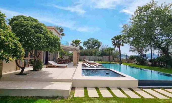 Molos Villa | 350 m² Villa ∙ 6 bedrooms ∙ 12 guests