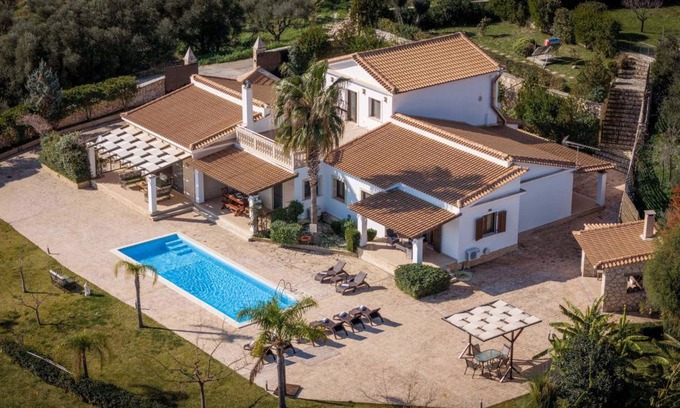 Romirion Villa | 400 m² Villa ∙ 4 bedrooms ∙ 12 guests