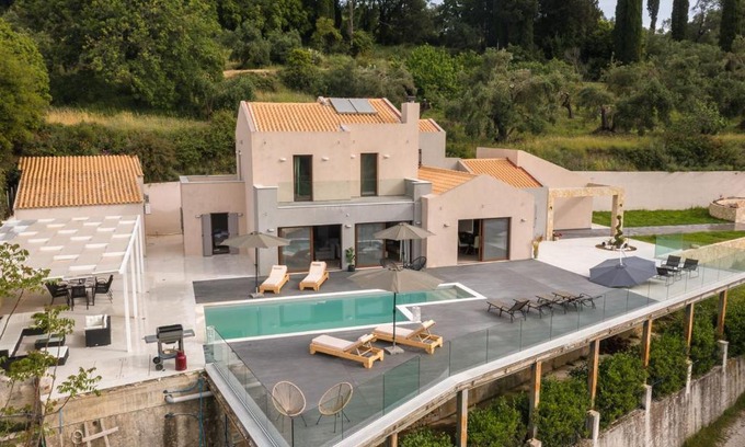 Dafnata Villa | 5 Bedroom Luxury Villa