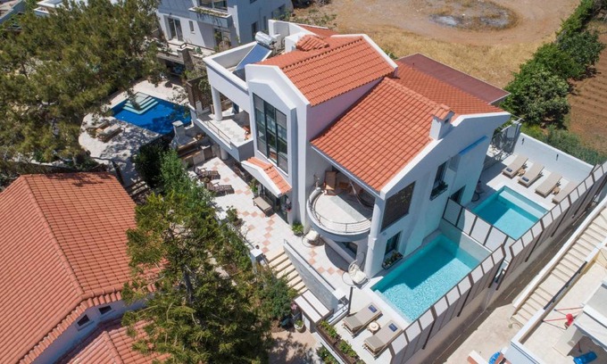 Koutsouras House | 550 m² House ∙ 14 bedrooms ∙ 34 guests