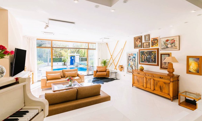 Glyfada Villa | 700 m² Villa ∙ 5 bedrooms ∙ 10 guests