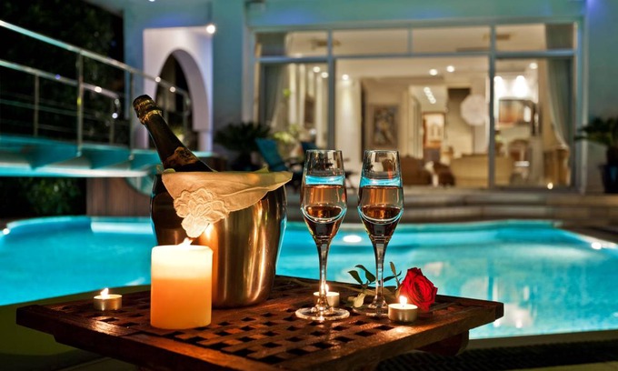 Glyfada Villa | 700 m² Villa ∙ 7 bedrooms ∙ 17 guests