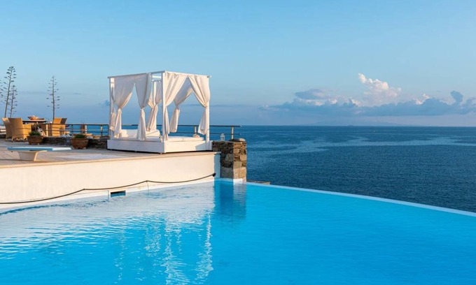 Syros Villa | 750 m² Villa ∙ 8 bedrooms ∙ 21 guests