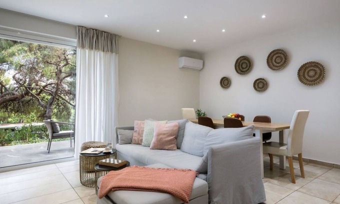 Vouliagmeni Apartment | 92 m² Apartment ∙ 2 bedrooms ∙ 4 guests