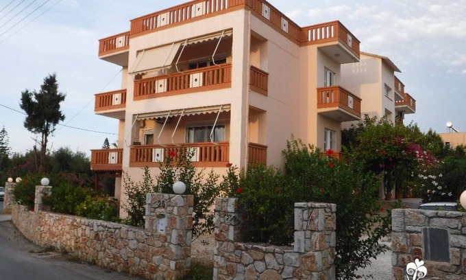 Daratsos Apartment | Art apt. walk to the beach.
