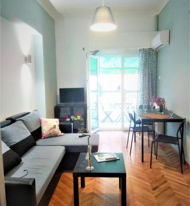 Kinosargous Apartment | Colorful apartment 5 minutes walk from Acropolis