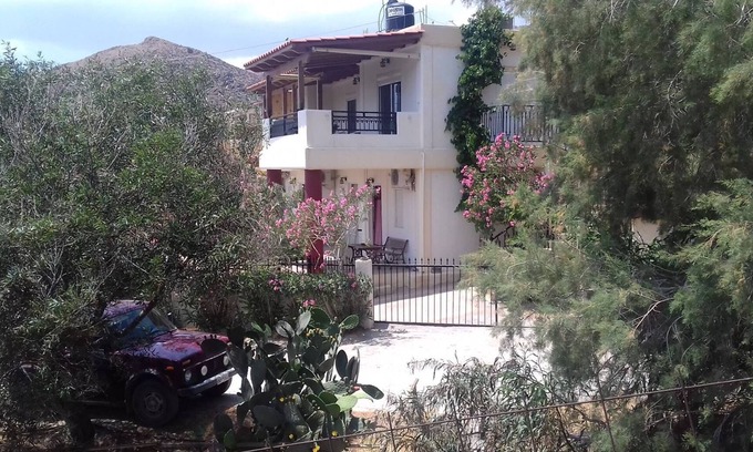 Lentas Apartment | Country House "Sifis Pirounakis Anatoli" with Sea View, Shared Terraces & Wi-Fi