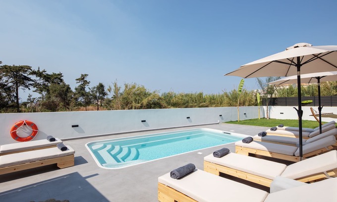 Platanias Town Villa | Horizon Villa Oasis, Walk to Platanias Beach!