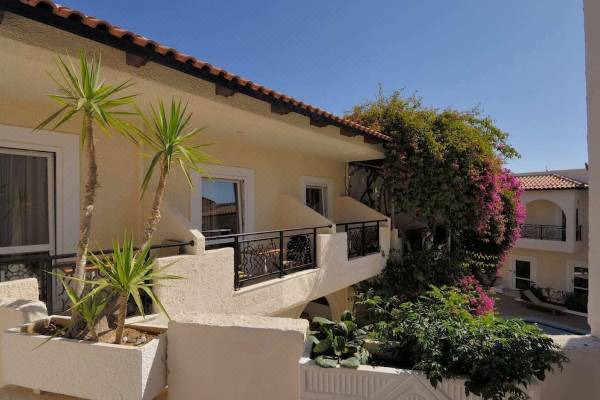 Kokinos Pirgos Hotel | Little Inn
