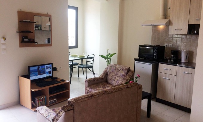 Daratsos Apartment | Posto studio superior studio 1 100 m from the beach